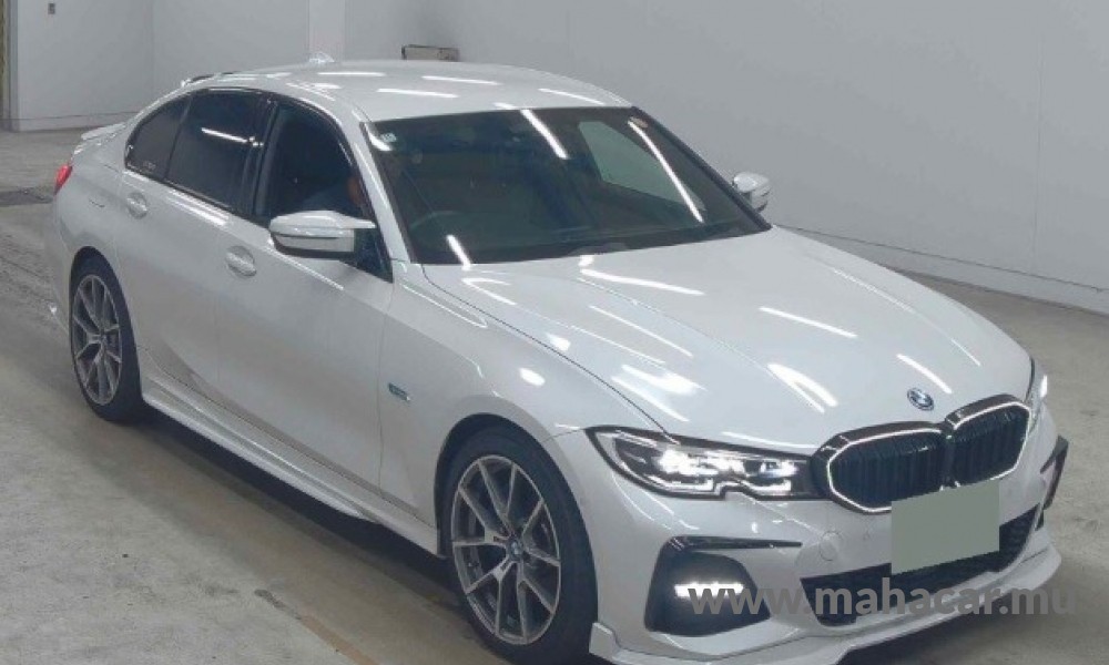 2022 BMW 330e photo 2