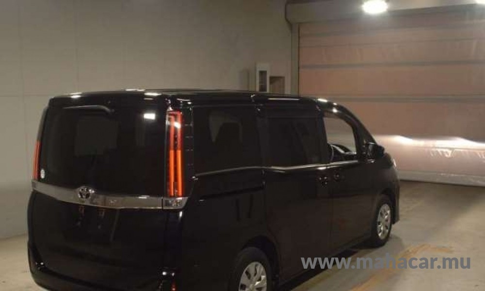 2021 Toyota Noah photo 2