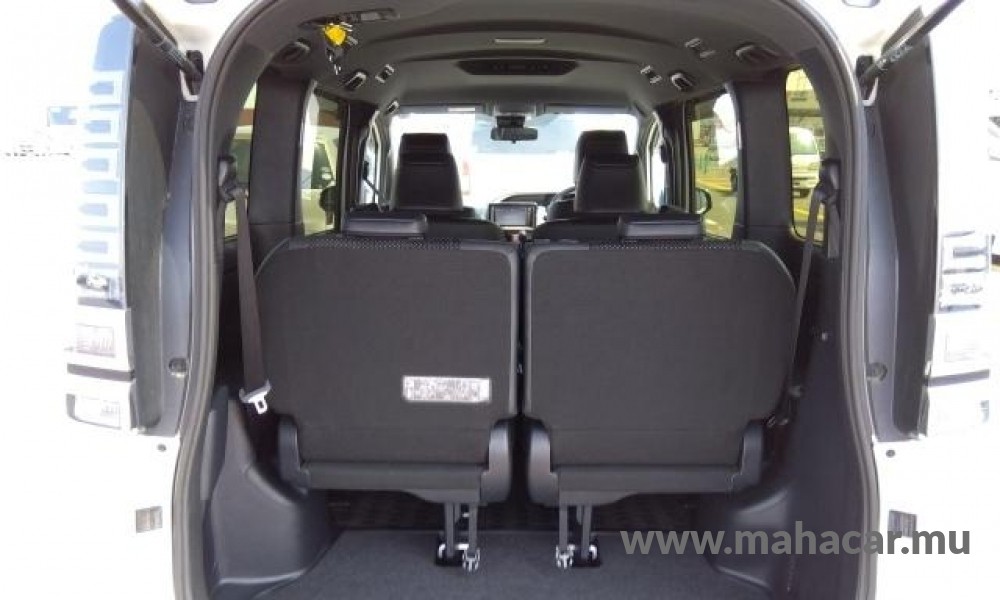 2021 Toyota VOXY photo 3