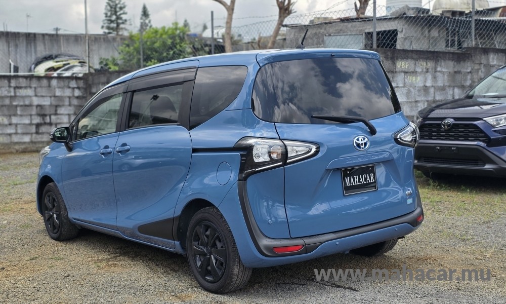2022 Toyota Sienta Hybrid photo 4
