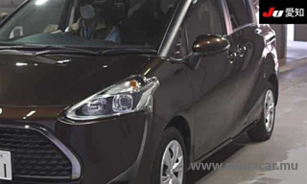 2021 Toyota Sienta Hybrid photo 2