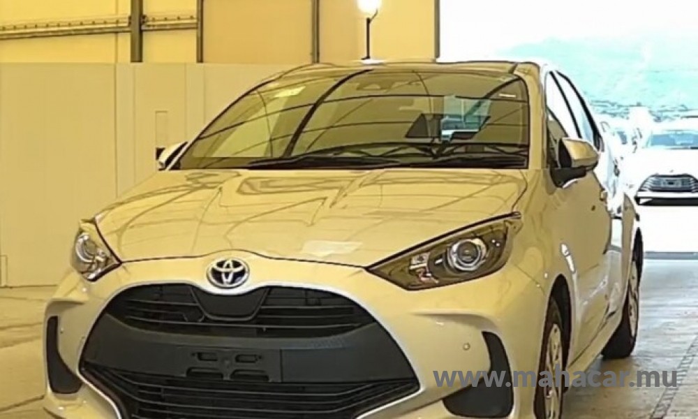 2021 Toyota Yaris Hybrid, Silver