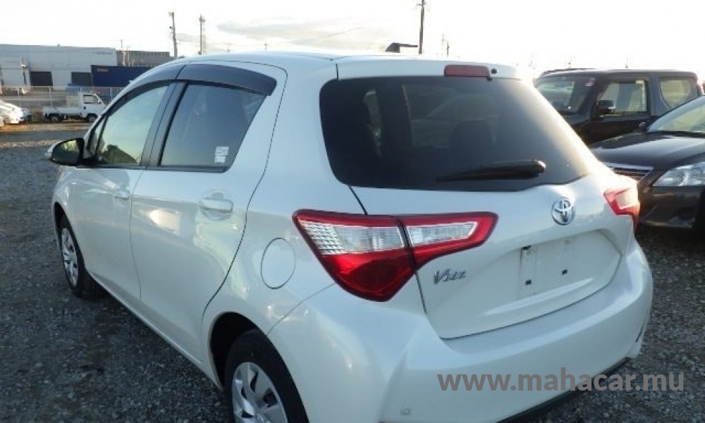 2019 Toyota Vitz photo 2