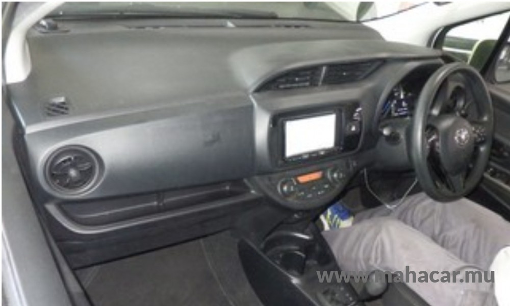 2020 Toyota VITZ HYBRID F photo 3