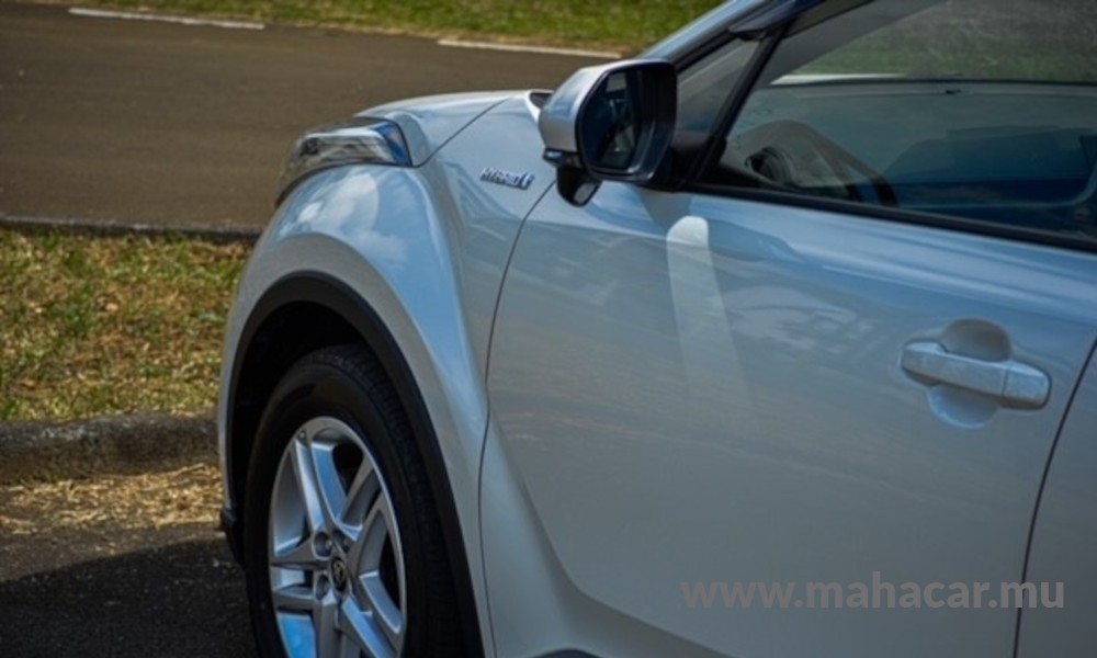 2019 Toyota CHR HYBRID, White
