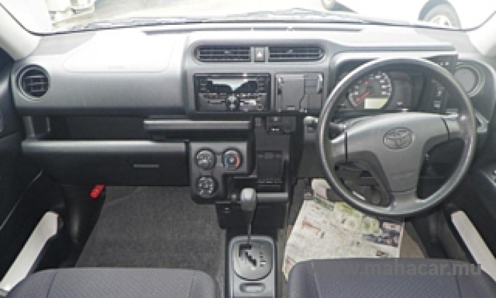 2022 Toyota PROBOX photo 3