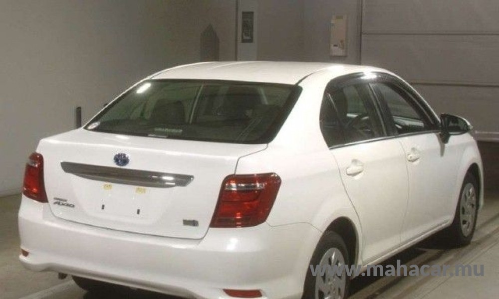 2022 Toyota Corolla Axio photo 2