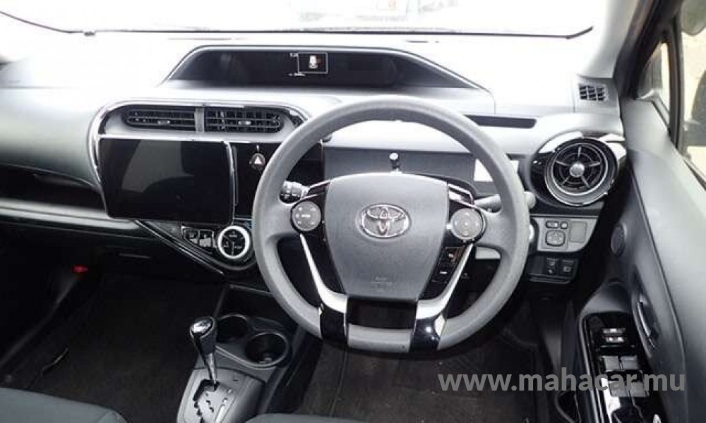 2019 Toyota AQUA photo 3