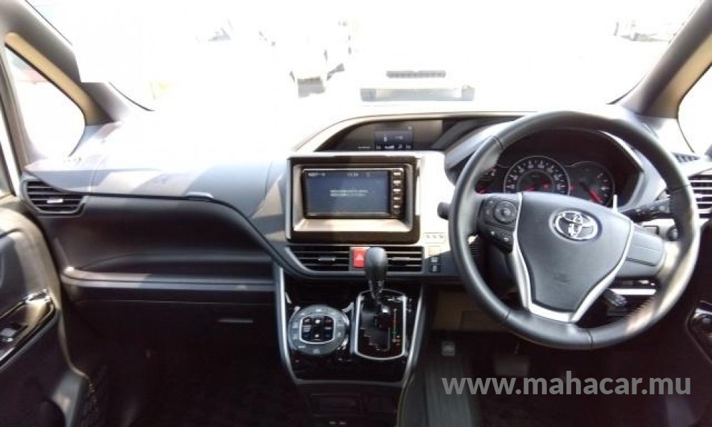 2021 Toyota VOXY photo 7