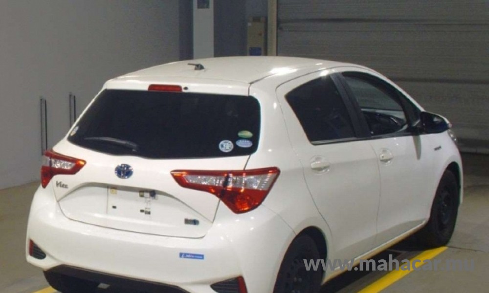 2020 Toyota VITZ HYBRID F photo 2