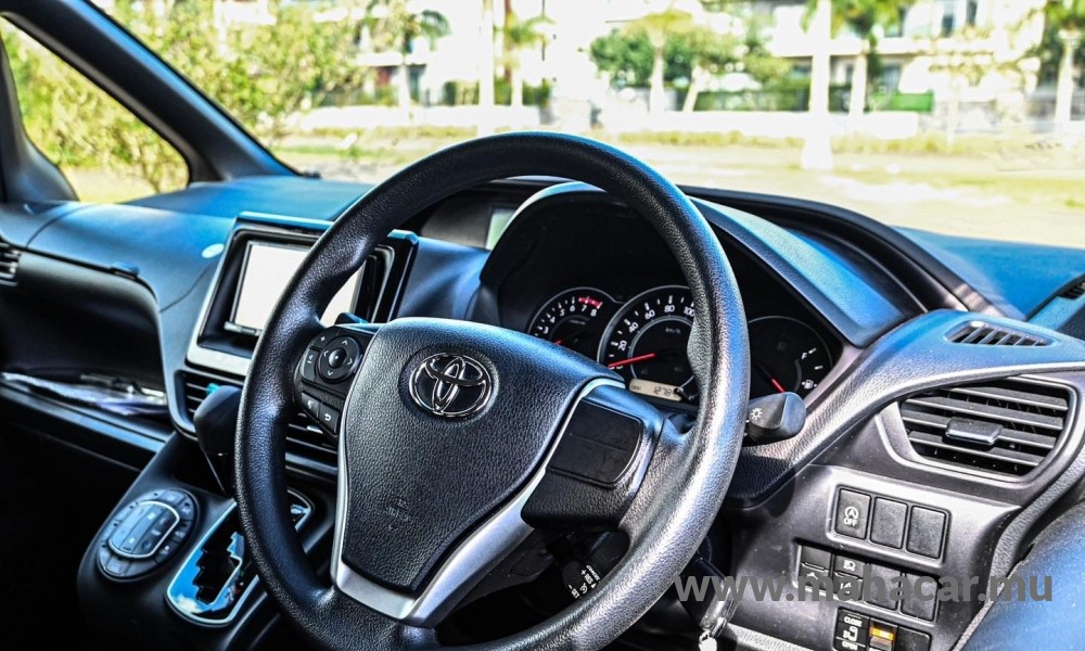 2020 Toyota VOXY photo 9