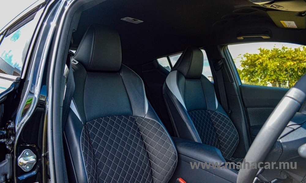 2019 Toyota CHR HYBRID photo 4