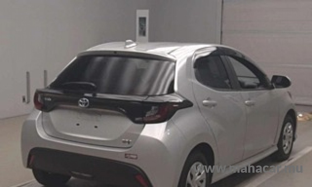 2021 Toyota Yaris Hybrid photo 2