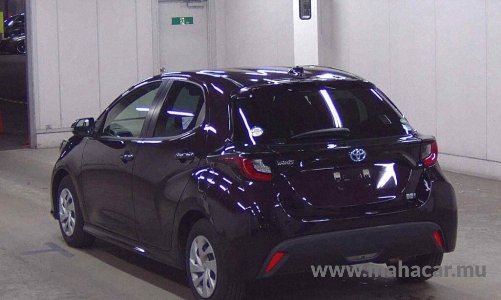 2021 Toyota Yaris Hybrid photo 2