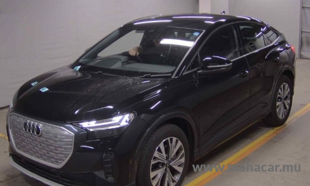2024 AUDI Q4, Black