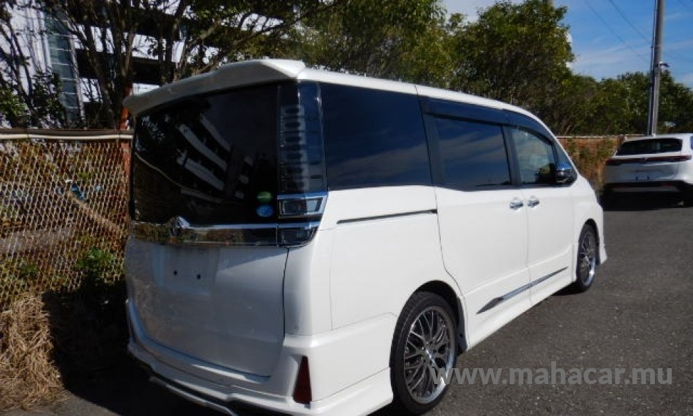 2020 Toyota VOXY photo 10