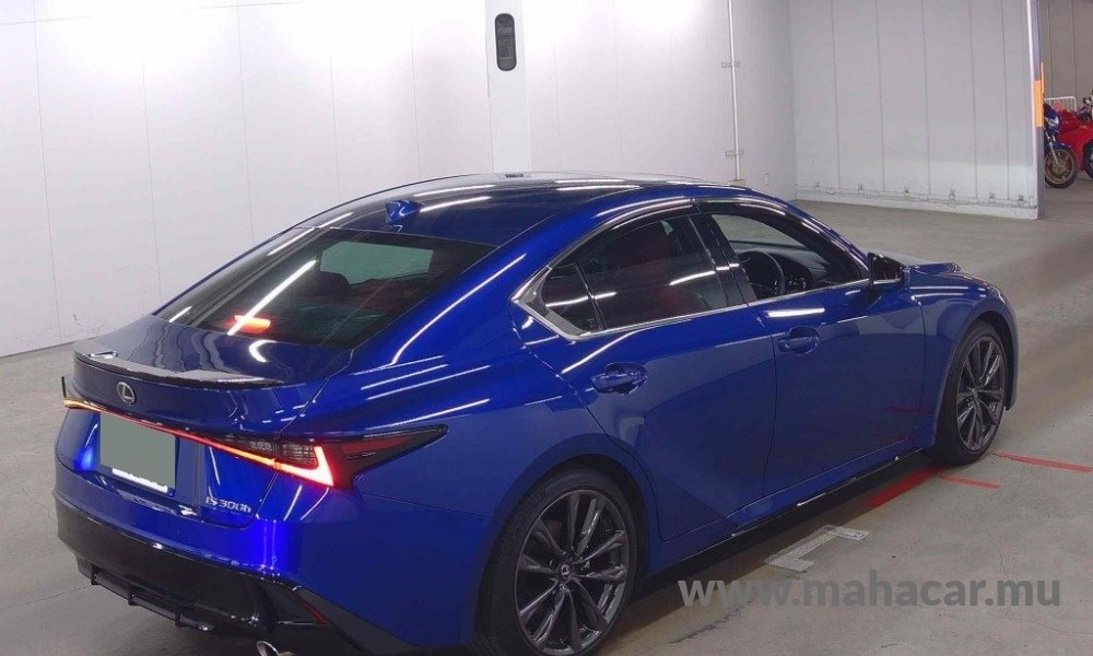 2023 LEXUS IS 300h photo 2
