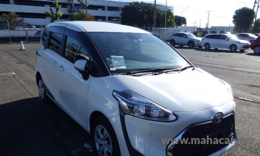 2021 Toyota Sienta Hybrid photo 2