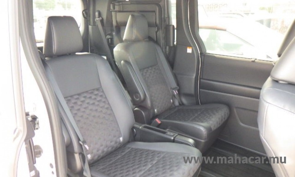 2023 Toyota VOXY photo 7