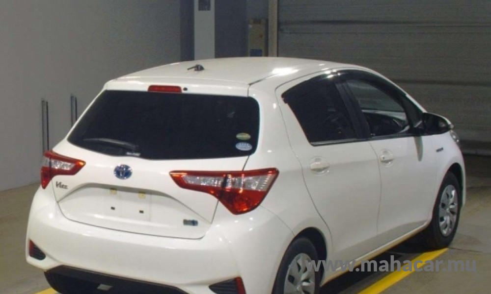 2019 Toyota VITZ HYBRID F photo 2