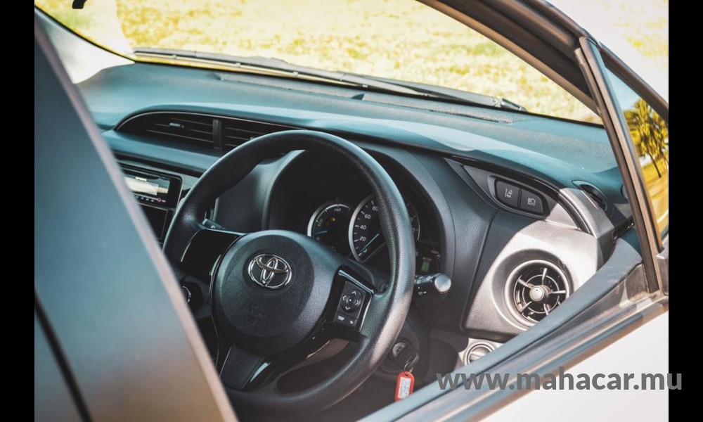 2018 Toyota VITZ HYBRID F photo 8