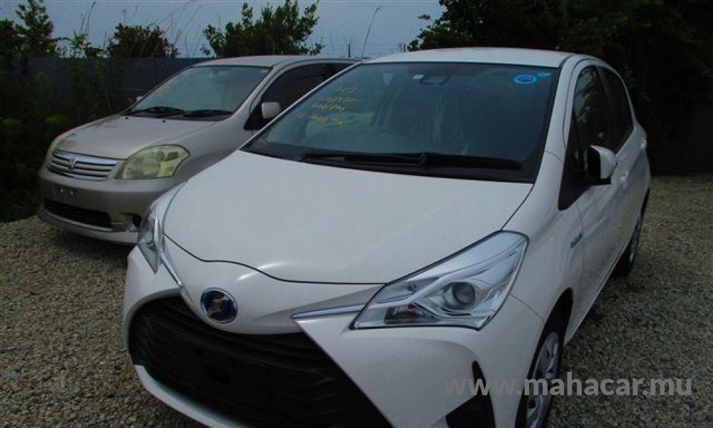 2020 Toyota VITZ HYBRID F, White
