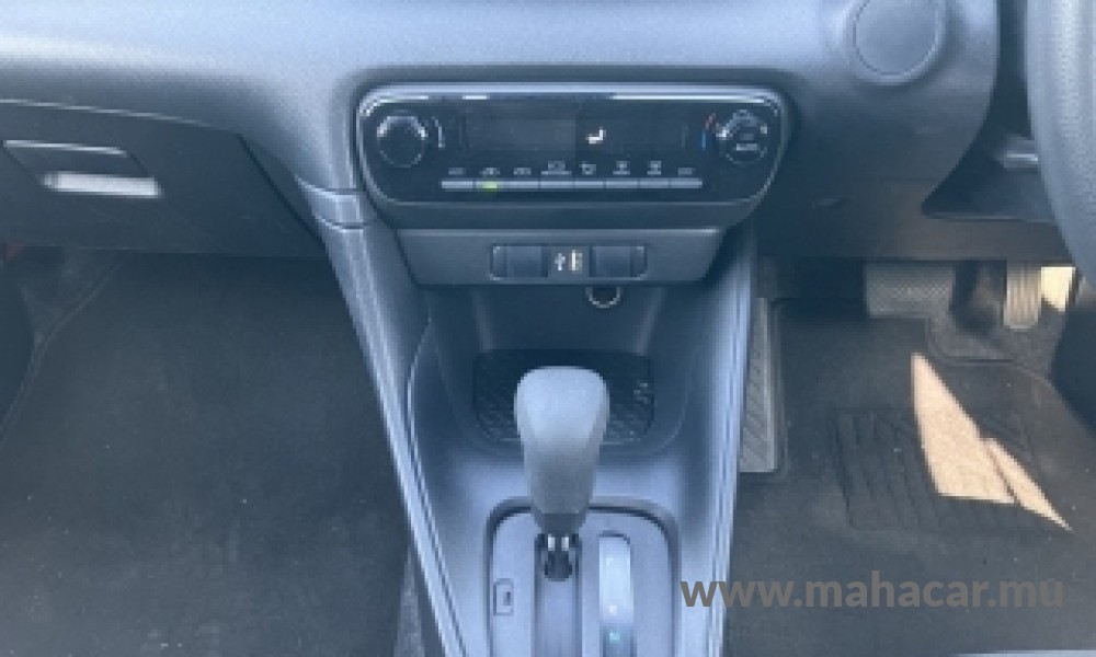 2021 Toyota Yaris photo 2