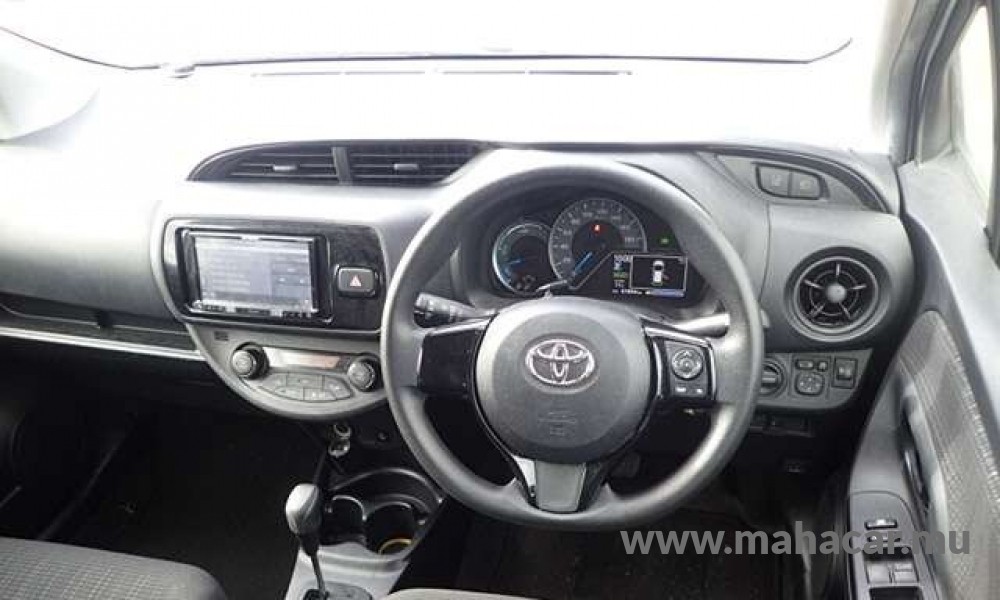 2019 Toyota VITZ HYBRID F photo 10
