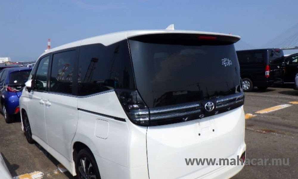 2023 Toyota VOXY photo 3