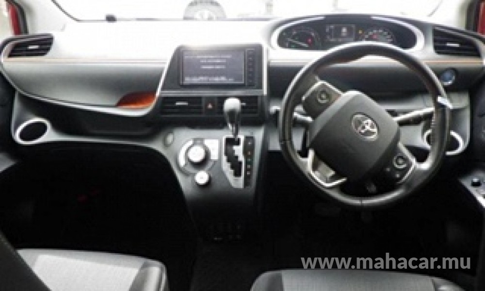 2021 Toyota Sienta Hybrid photo 3